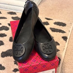 Tory Burch Minnie Ballet Flat (Black, Size 8)